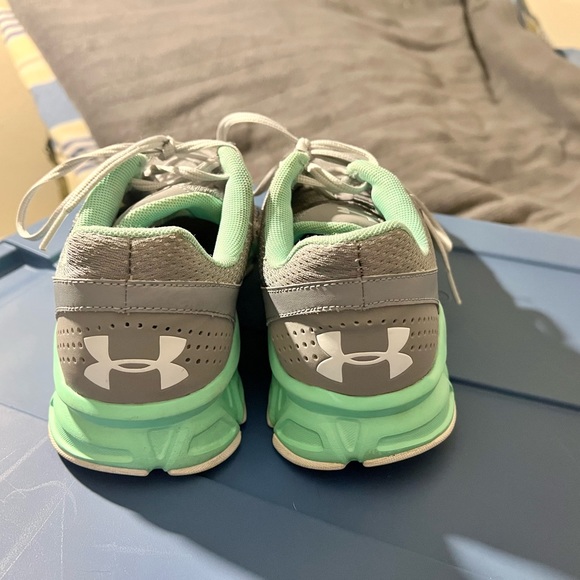 Like-new condition under armour sneakers. Barely worn. - Picture 3 of 5